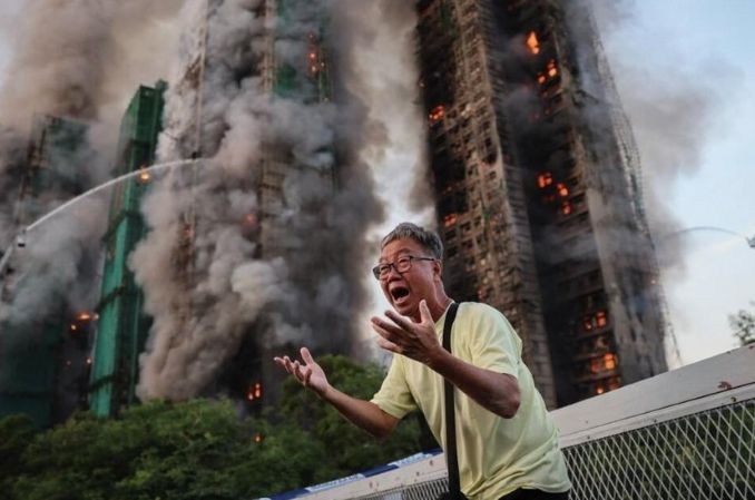 香港七旬老人悲痛瞬间成火灾标志画面 其妻仍下落不明.jpg